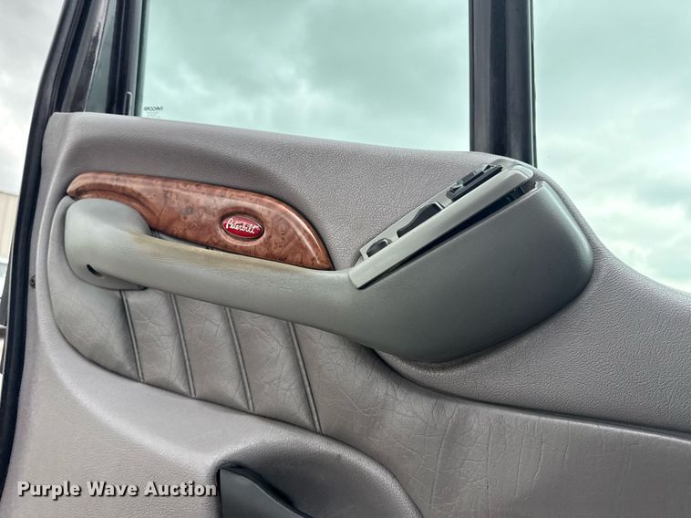 image for item EG5917 2013 Peterbilt 587 semi truck