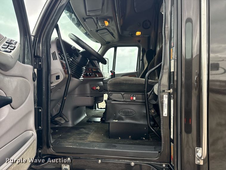 image for item EG5917 2013 Peterbilt 587 semi truck