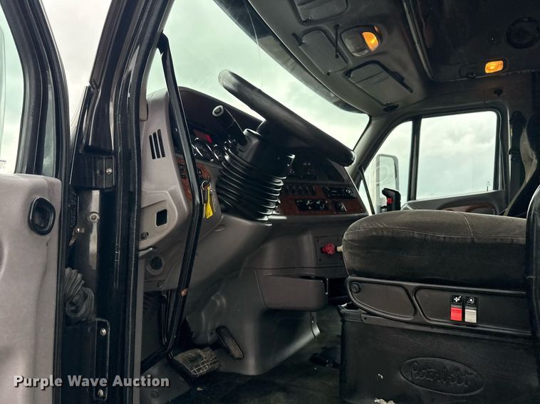 image for item EG5917 2013 Peterbilt 587 semi truck