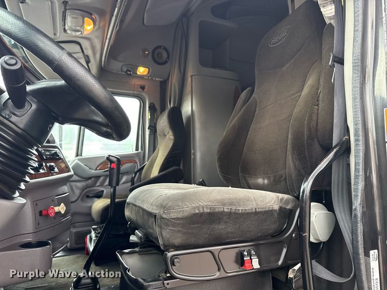 image for item EG5917 2013 Peterbilt 587 semi truck