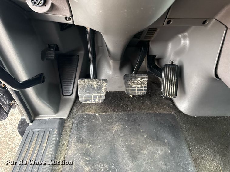 image for item EG5917 2013 Peterbilt 587 semi truck