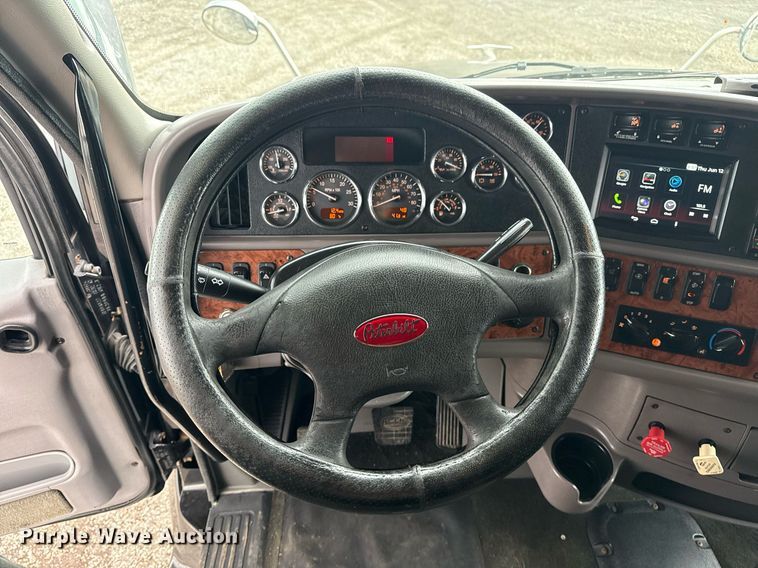 image for item EG5917 2013 Peterbilt 587 semi truck