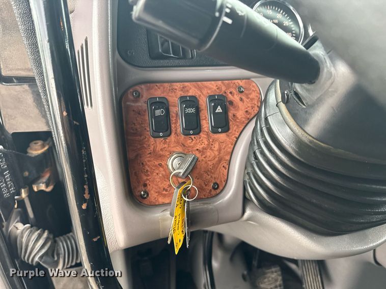 image for item EG5917 2013 Peterbilt 587 semi truck