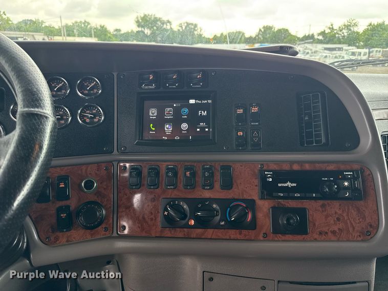 image for item EG5917 2013 Peterbilt 587 semi truck