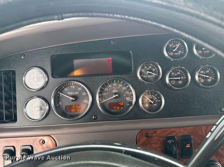 image for item EG5917 2013 Peterbilt 587 semi truck