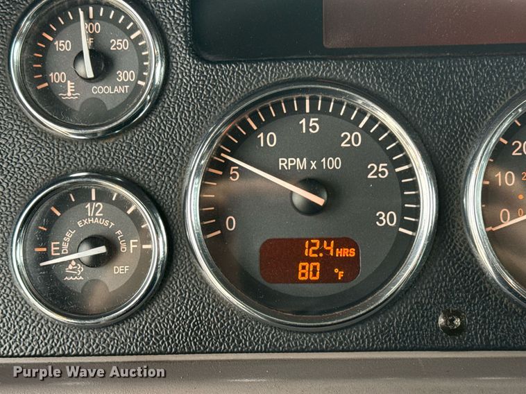 image for item EG5917 2013 Peterbilt 587 semi truck