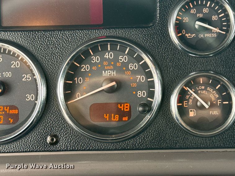 image for item EG5917 2013 Peterbilt 587 semi truck