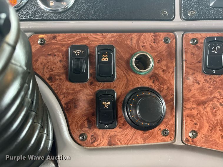 image for item EG5917 2013 Peterbilt 587 semi truck