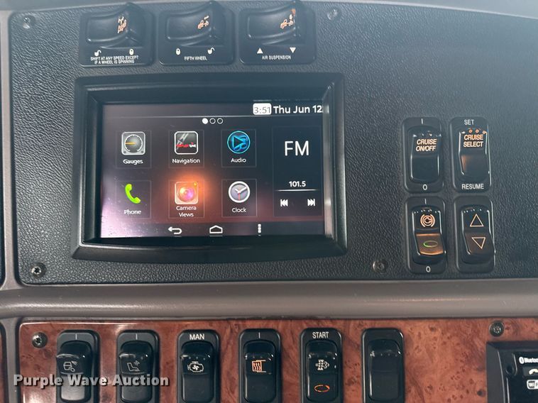 image for item EG5917 2013 Peterbilt 587 semi truck