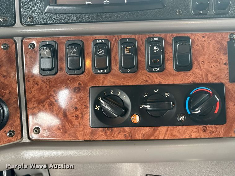 image for item EG5917 2013 Peterbilt 587 semi truck