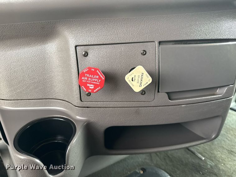 image for item EG5917 2013 Peterbilt 587 semi truck