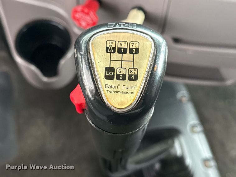 image for item EG5917 2013 Peterbilt 587 semi truck