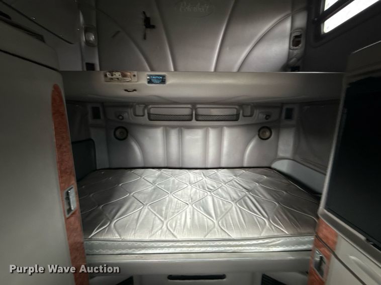 image for item EG5917 2013 Peterbilt 587 semi truck