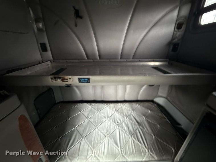 image for item EG5917 2013 Peterbilt 587 semi truck