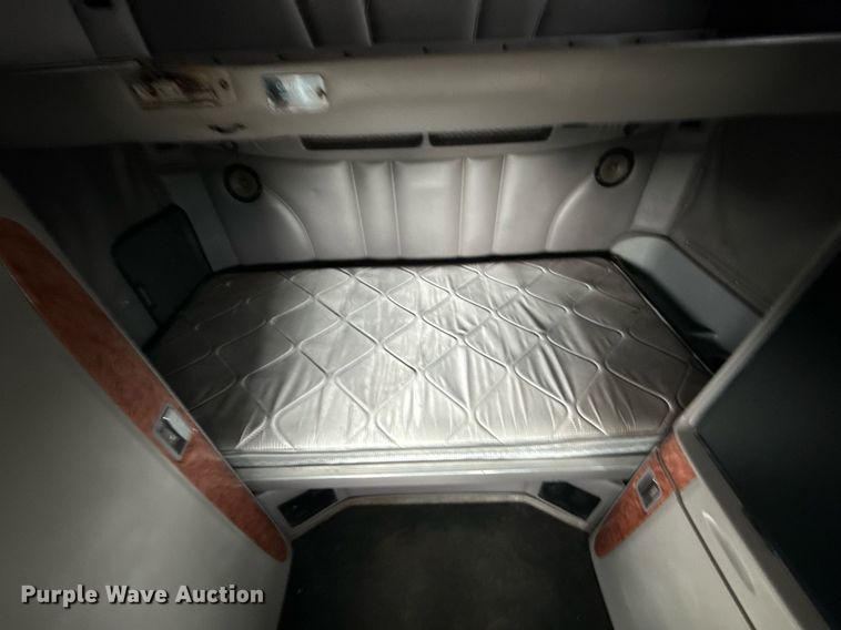 image for item EG5917 2013 Peterbilt 587 semi truck