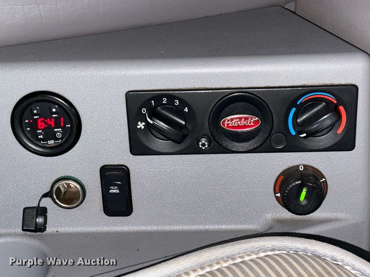 image for item EG5917 2013 Peterbilt 587 semi truck