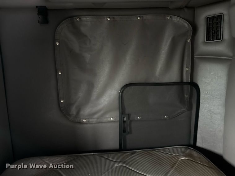 image for item EG5917 2013 Peterbilt 587 semi truck