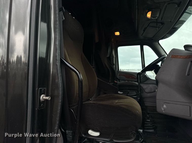 image for item EG5917 2013 Peterbilt 587 semi truck