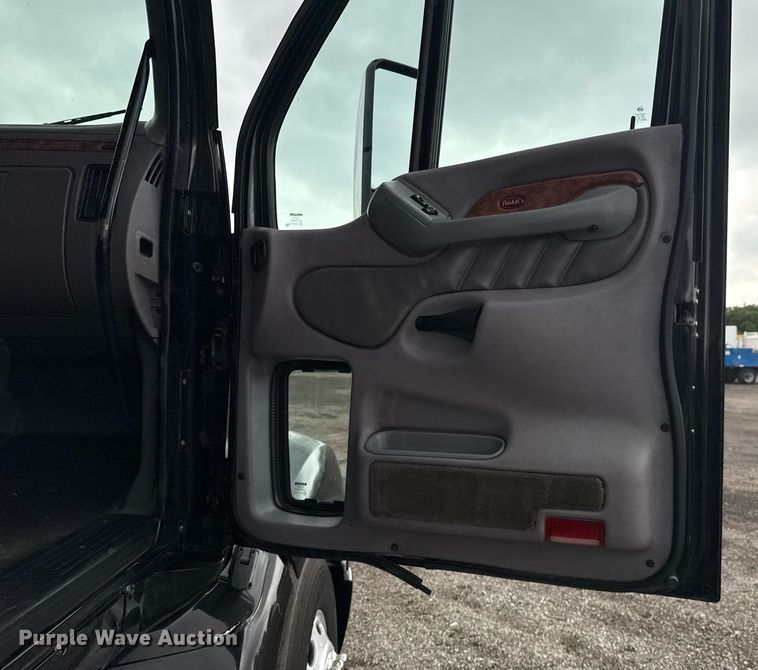 image for item EG5917 2013 Peterbilt 587 semi truck