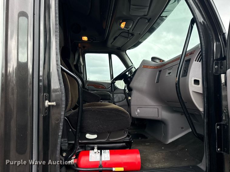 image for item EG5917 2013 Peterbilt 587 semi truck