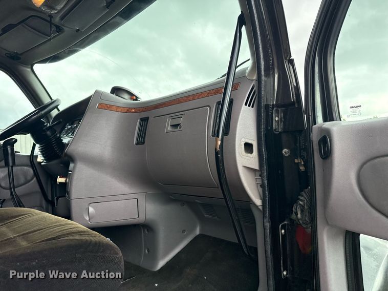 image for item EG5917 2013 Peterbilt 587 semi truck