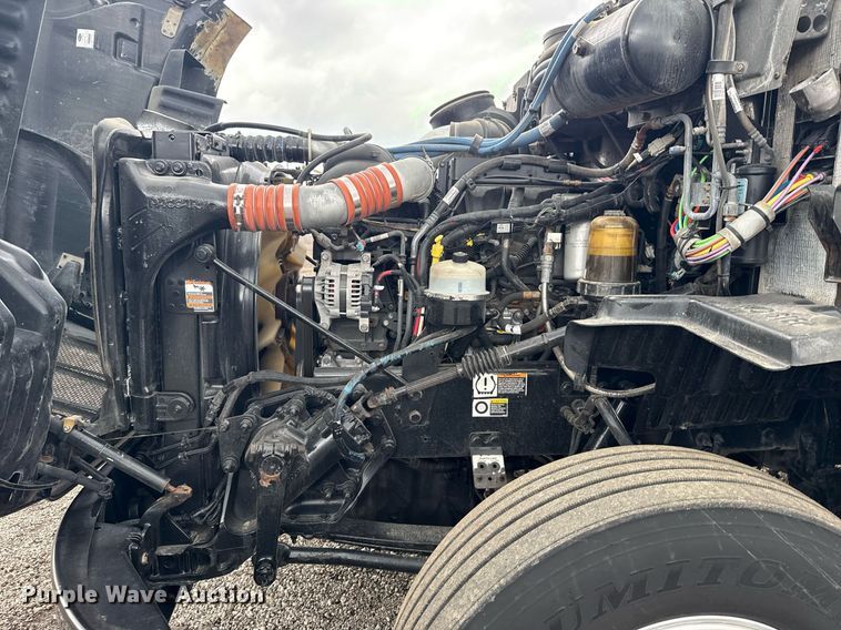 image for item EG5917 2013 Peterbilt 587 semi truck