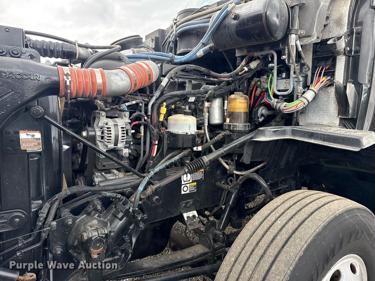 image for item EG5917 2013 Peterbilt 587 semi truck