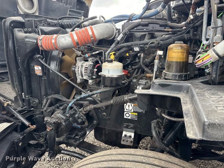 image for item EG5917 2013 Peterbilt 587 semi truck