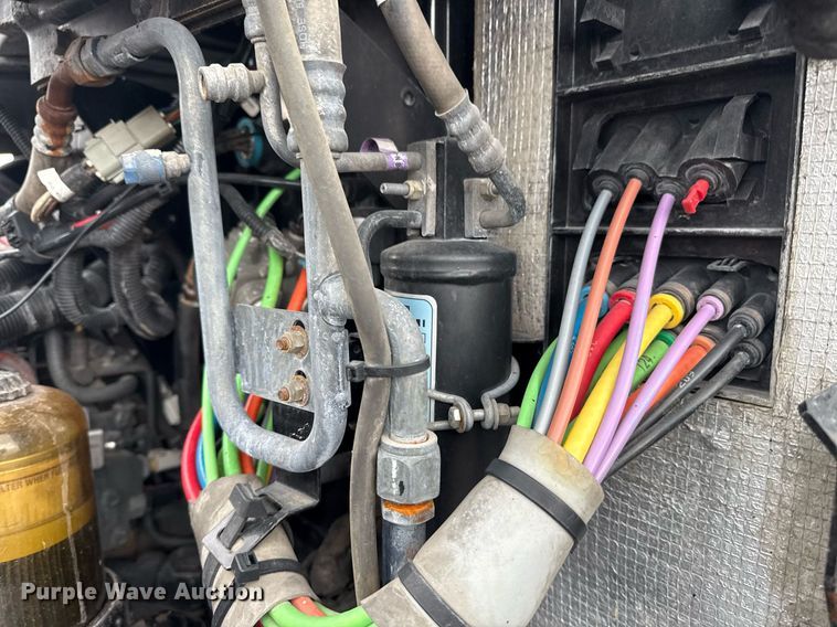 image for item EG5917 2013 Peterbilt 587 semi truck