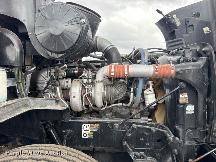 image for item EG5917 2013 Peterbilt 587 semi truck