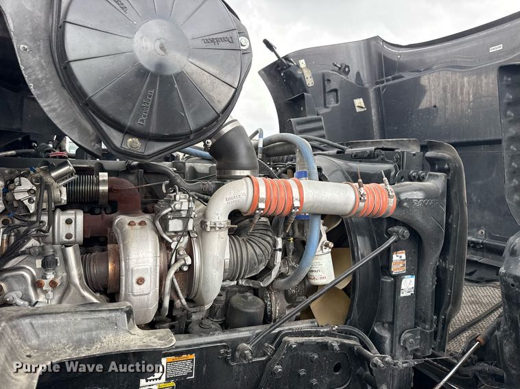 image for item EG5917 2013 Peterbilt 587 semi truck