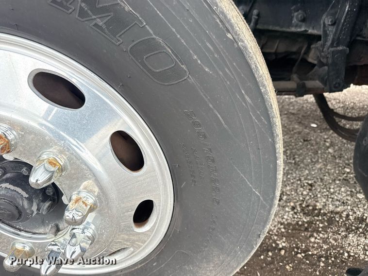 image for item EG5917 2013 Peterbilt 587 semi truck