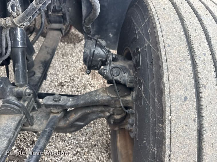 image for item EG5917 2013 Peterbilt 587 semi truck