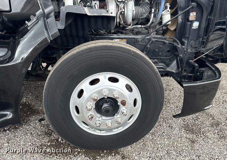 image for item EG5917 2013 Peterbilt 587 semi truck