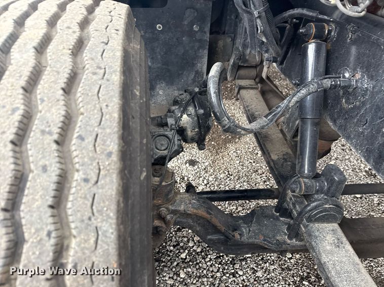 image for item EG5917 2013 Peterbilt 587 semi truck