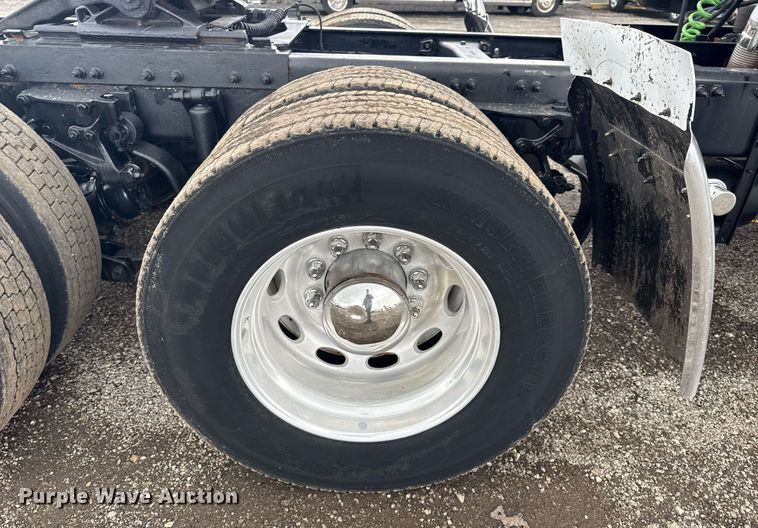 image for item EG5917 2013 Peterbilt 587 semi truck