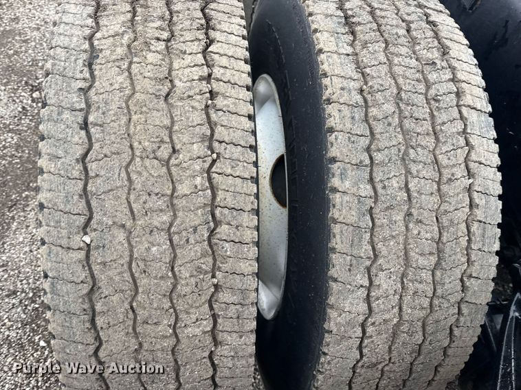 image for item EG5917 2013 Peterbilt 587 semi truck