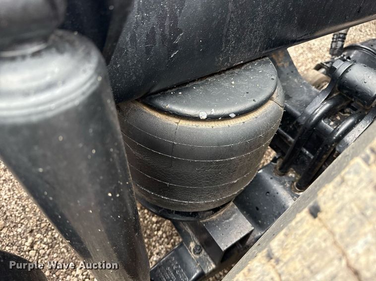 image for item EG5917 2013 Peterbilt 587 semi truck