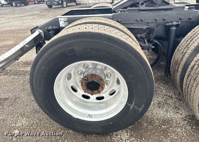 image for item EG5917 2013 Peterbilt 587 semi truck