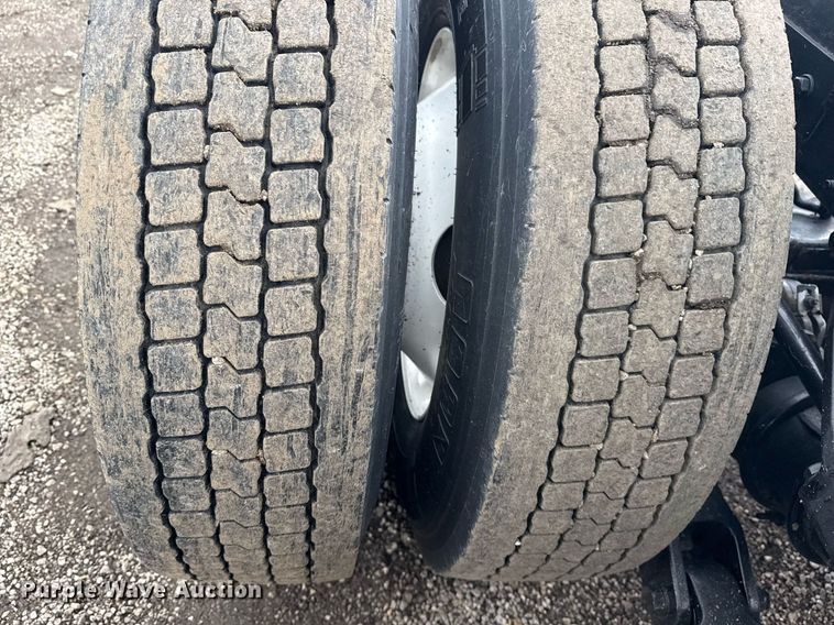 image for item EG5917 2013 Peterbilt 587 semi truck