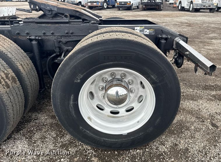 image for item EG5917 2013 Peterbilt 587 semi truck