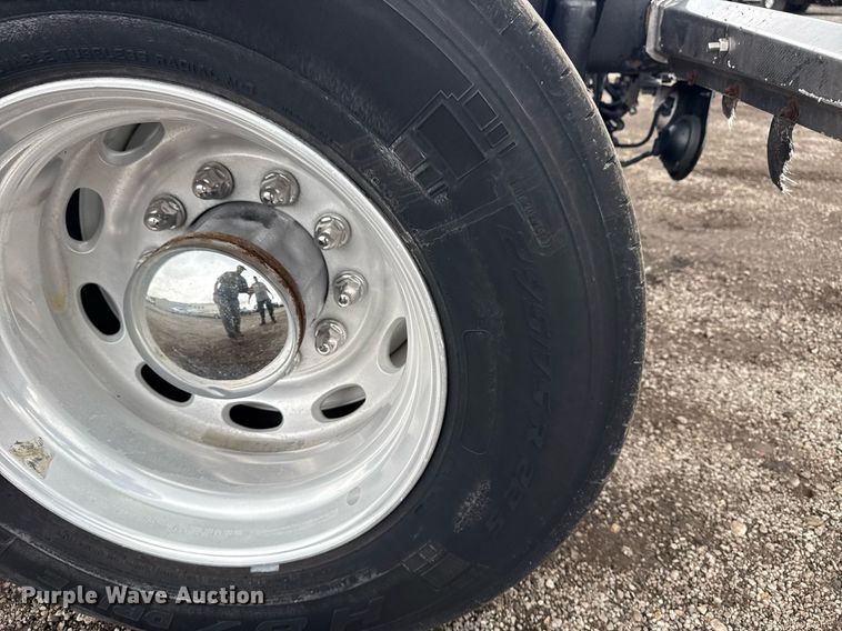 image for item EG5917 2013 Peterbilt 587 semi truck