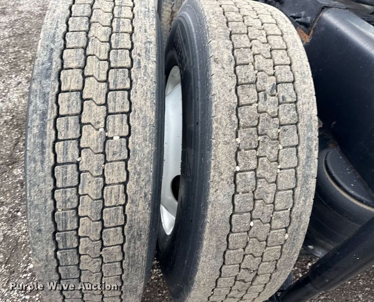 image for item EG5917 2013 Peterbilt 587 semi truck