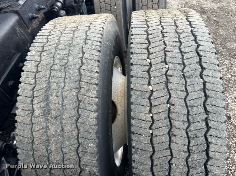 image for item EG5917 2013 Peterbilt 587 semi truck