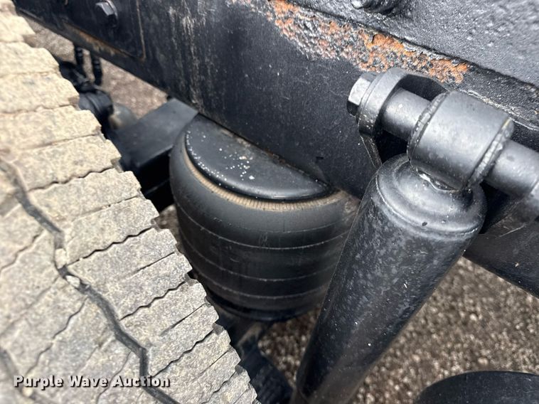 image for item EG5917 2013 Peterbilt 587 semi truck