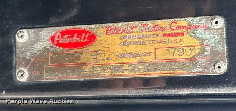 image for item EG5917 2013 Peterbilt 587 semi truck