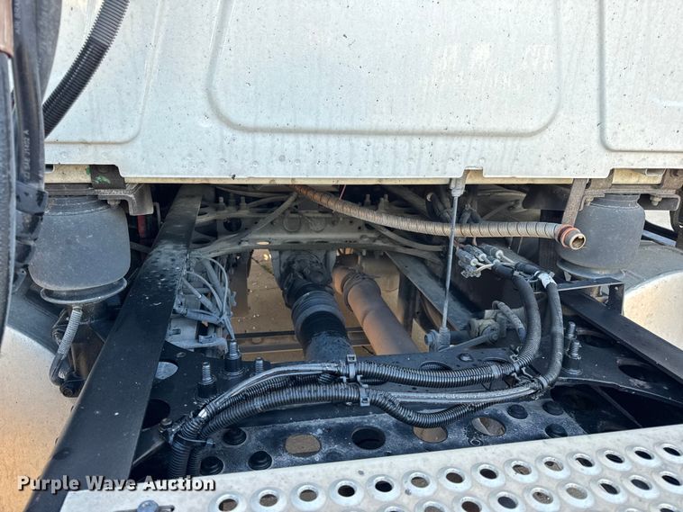 image for item EH7475 2016 International ProStar Plus semi truck