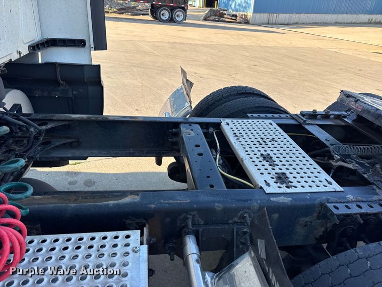 image for item EH7476 2016 International ProStar Plus semi truck