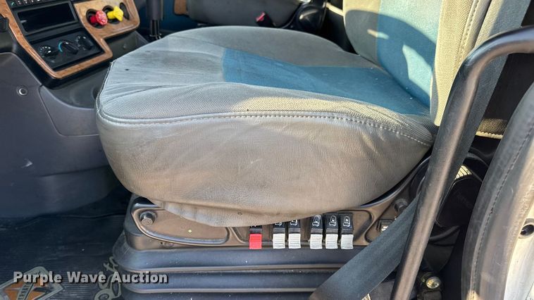 image for item EH7476 2016 International ProStar Plus semi truck