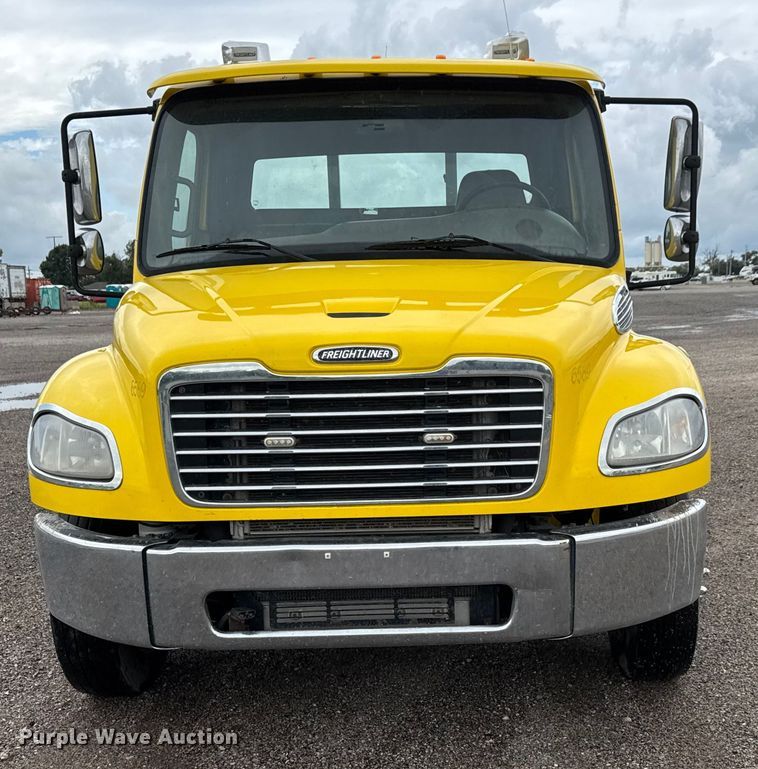image for item EM8171 2018 Freightliner Business Class M2 rollback truck